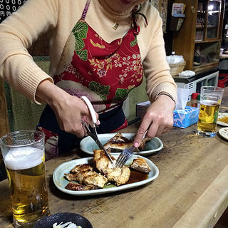 新子焼きをカットしてくれるあっこママ